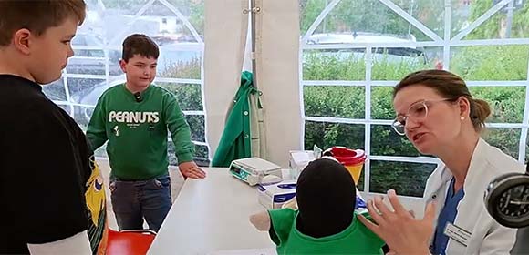 Buchi und unsere Kinderreporter im Teddybären-Krankenhaus