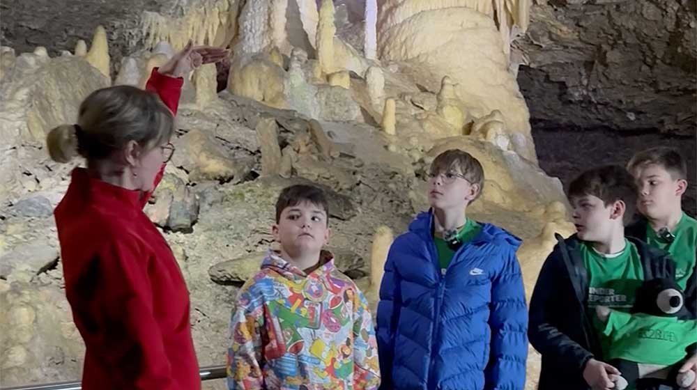 Die Kinderreporter und Sarah Wörz vor dem "Versturzberg" in der Eberstadter Tropfsteinhöhle. 