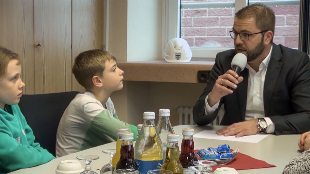 Kinderreporter im Interview mit dem Beigeordnetem